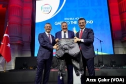 Özel ve İmamoğlu, IOC Başkanı Capralos ile Paris Belediye Başkan Yardımcısı Ngatcha’ya isimlerinin yazılı olduğu “kıspet” hediye etti.