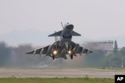 រូបឯកសារ៖ យន្តហោះចម្បាំងរបស់កងទ័ពអាកាសចិន​ចេញ​ប្រតិបត្តិការ​ល្បាត​ក្នុង​អំឡុង​សមយុទ្ធមួយ នៅក្បែរ​កោះតៃវ៉ាន់ កាលពីថ្ងៃទី៨ ខែមេសា ឆ្នាំ២០២៣។