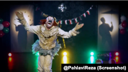 برگرفته از نمایش کوتاه «سیرک انتخابات»‌ که پیش از این شاهزاده رضا پهلوی منتشر کرده بود - آرشیو