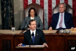 Presiden Israel Isaac Herzog berpidato pada sidang gabungan Kongres, Rabu, 19 Juli 2023, di Capitol di Washington, disaksikan oleh Wakil Presiden Kamala Harris dan Ketua DPR Kevin McCarthy dari California. (AP/Jacquelyn Martin)