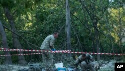 មន្ត្រីប៉ូលិសពិនិត្យទីតាំងនៃការបាញ់មីស៊ីលរបស់រុស្ស៊ី នៅទីក្រុងកៀវ ប្រទេសអ៊ុយក្រែន កាលពីថ្ងៃទី ១ ខែមិថុនា ឆ្នាំ ២០២៣។ 