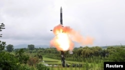 북한은 김정은 국무위원장이 참석한 가운데 신형 고체연료 대륙간탄도미사일(ICBM) 화성-18형을 시험발사했다며 사진을 공개했다.