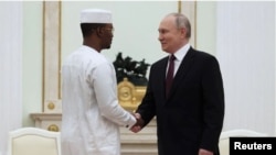 Shugaban mulkin sojin Chadi, Mahamat Idriss Déby da Shugaban Rasha Vladimir Putin a fadar Kremlin. 