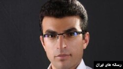  آیت مهرعلی بیگلو یکی از زندانیان سیاسی در ایران است که در پی بازداشت در حدود ۹۰ روز پیش، بدون هیچ تماسی با خانواده خود در سلول انفرادی و در مکانی نامعلوم به سر می برد.