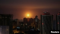 러시아 무인항공기(드론)와 미사일 공습이 단행된 29일 우크라이나 수도 크이우(러시아명 키예프) 상공에서 폭발이 일어나고 있다.