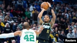  Bruce Brown (11) d'Indiana tire le ballon face à Horford (42) de Boston, USA, le 4 décembre 2023.