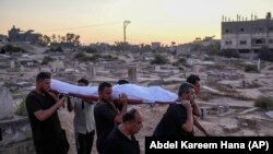 ภาพชาวปาเลสไตน์ที่นำร่างของบุคคลอันเป็นที่รักมาทำพิธีฝังที่สุสาน เดอีร์ อัล-บาลาห์ ในฉนวนกาซ่า เมื่อศุกร์ที่ 9 ส.ค. 2567