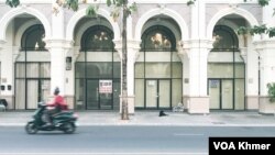 ទិដ្ឋភាព​នៃសំណង់អគារ​ដែល​មាន​ដាក់​ស្លាកលក់ នៅក្នុងទីក្រុងភ្នំពេញ កាលពីថ្ងៃទី ១៩ ខែកុម្ភៈ ឆ្នាំ២០២៤។ (ធីតា វីន/វីអូអេ)