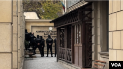 Jurnalist Nərgiz Absalamova-Xətai rayon məhkəməsindən çıxarkən