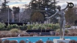 სტალინი მყარად დგას კვარცხლბეკზე