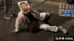 洛杉矶万圣节活动一名参与者举着习近平照片扮演大白。（张木林拍摄）