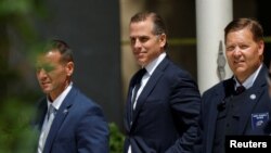 Hunter Biden (u sredini) ispred suda 25. jula 2023.