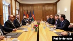 Berlində Azərbaycan və Ermənistan xarici işlər nazirlərinin başçılıq etdiyi nümayəndə heyətləri arasında görüş başlayıb.