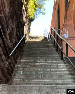 Tangga lokasi syuting film "The Exorcist," salah satu tujuan wisata yang diresmikan oleh wali kota DC, Muriel Bowser, tahun 2015 (dok: VOA)