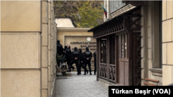 Jurnalist Nərgiz Absalamova-Xətai rayon məhkəməsindən çıxarkən