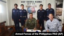 菲律宾军事参谋长罗密欧·布劳纳将军（中）与菲律宾武装部队西部司令部司令阿尔贝托·卡洛斯（右）在有争议的南中国海仁爱礁（当地称为阿云金礁）视察长期搁浅的菲律宾海军运输舰马德雷山脉号（BRP Sierra Madre）。（2023年12月10日）