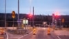 Jalanan menuju stasiun perbatasan Nuijamaa yang tertutup antara Rusia dan Finlandia di Lappeenranta, Finlandia, ditutup pagar penghalang, Sabtu, 18 November 2023. (AP/Sergei Grits)