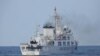 Sebuah kapal Penjaga Pantai China diduga menghalangi kapal Penjaga Pantai Filipina di dekat Beting Thomas Kedua di Laut China Selatan yang disengketakan, (Foto: via Reuters)