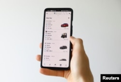 Aplikasi pemesanan mobil tanpa pengemudi Fetch di Milton Keynes, Inggris, 8 Juni 2022. (REUTERS/Andrew Boyers)