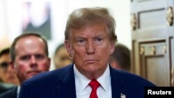 Rais wa zamani wa Marekani Donald Trump akihudhuria kesi ya ulaghai dhidi yake katika mahakama kuu ya serikali mjini New York, Januari 11, 2024.