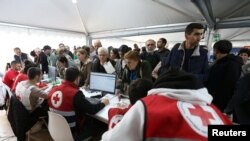 Լեռնային Ղարաբաղից փախստականները գրանցվում են Հայաստանի սահմանամերձ Կոռնիձոր գյուղի օգնության կենտրոնում, 26 սեպտեմբերի, 2023թ.: REUTERS/Իրակլի Գեդենիձե