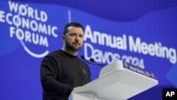 资料照片：乌克兰总统泽连斯基在瑞士达沃斯经济论坛年会上讲话。（2024年1月16日）
