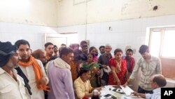 People crowd a hospital desk in Ballia district, in northern Uttar Pradesh state, India, June 18, 2023.