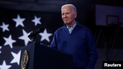 Presiden AS Joe Biden menyaksikan acara kampanye di Sekolah Menengah Strath Haven di Wallingford, Pennsylvania, AS, 8 Maret 2024. (Foto: REUTERS/Evelyn Hockstein)