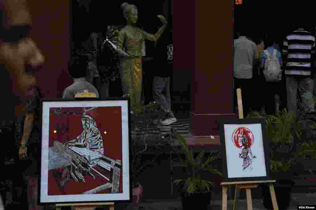 ផ្ទាំងគំនូរត្រូវបានដាក់តាំងបង្ហាញក្នុងកម្មវិធីទិវាវប្បធម៌ជាតិ ក្នុងសកលវិទ្យាល័យភូមន្ទិវិចិត្រសិល្បៈ ក្នុងរាជធានីភ្នំពេញ នាថ្ងៃទី៥ ខែមីនា ឆ្នាំ២០២៤។ (សើ ដាវី/វីអូអេ)