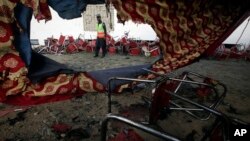 巴基斯坦西北部卡尔镇星期天举行的一次政治集会发生的自杀炸弹爆炸案现场。（2023年7月31日）