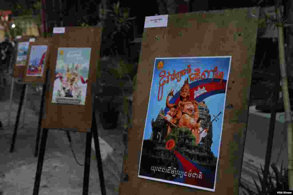 ផ្ទាំងគំនូរដែលគូរដោយនិស្សិត ត្រូវបានដាក់តាំងក្នុងកម្មវិធីទិវាវប្បធម៌ជាតិ ក្នុងសកលវិទ្យាល័យភូមន្ទិវិចិត្រសិល្បៈ ក្នុងរាជធានីភ្នំពេញ នាថ្ងៃទី៥ ខែមីនា ឆ្នាំ២០២៤។ (សើ ដាវី/វីអូអេ)