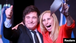 아르헨티나 대통령 선거 결선투표에서 승리한 하비에르 밀레이(왼쪽) 후보가 19일 부에노스아이레스에서 여동생 카리나와 함께 기쁨을 표현하고 있다.