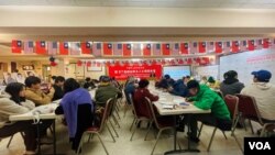 2023年12月10日，美国旧金山华人在旧金山国父纪念馆为中国监狱中的政治犯良心犯签名寄圣诞新年贺卡现场。（周星晨 摄影）