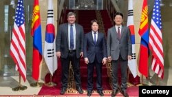 30일 몽골 울란바토르에서 미국-한국-몽골 국장급 회의가 열렸다. 왼쪽부터미국의 마크 램버트 미국 국무부 동아태 부차관보, 군테브수렌 바수렌 몽골 외교부 정책기획국장, 최용준 한국 외교부 동북아시아국장. 사진 = 한국 외교부.