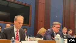 Dinləmədə şahid qismində çıxış edən USAID nümayəndəsi Aleksander Sokolovksi və ABŞ Dövlət Departamentinin təmsilçisi Ceyms O’Brayn.