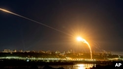 Pertahanan udara Ukraina mencegat drone produksi Iran "Shahed" di udara, dalam serangan udara Rusia di Kyiv, Ukraina, 30 Mei 2023.