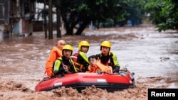 Watu wakiendelea kuokolewa katika kitongoji cha Wanzhou, Wilaya ya Chongqing, nchini China, Julai 4, 2023. (China News Service photo via Reuters)