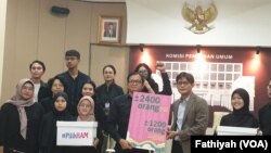 Direktur Eksekutif Amnesty International Indonesia ,Usman Hamid dan Anggota KPU August Mellaz dalam audiensi di kantor KPU, Rabu (6/12). (VOA/FATHIYAH WARDAH)