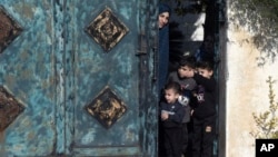People watch as the motorcade of US Secretary of State Antony Blinken goes through the West Bank following his meeting with the Palestinian Authority president in the West Bank city of Ramallah, Nov. 30, 2023.