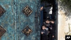 Fëmijët palestinezë në Bregun Perëndimor ndjekin kalimin e autokolonës së Sekretarit amerikan të Shtetit