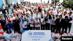 Peserta melambaikan tangan pada upacara pembukaan kompetisi memungut sampah "Spogomi World Cup" di Tokyo, Jepang 22 November 2023. (REUTERS/Kim Kyung-Hoon)