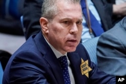 Isroil elchisi Gilad Erdan kengash majlisida Eron tashqi ishlar vaziri qatnashayotganini keskin tanqidga oldi.