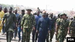 Kwamishinan Tsaron Cikin Gida a jihar Kaduna, Samuel Aruwan da jami'in tsaro a kan hanyar Kaduna Zuwa Abuja