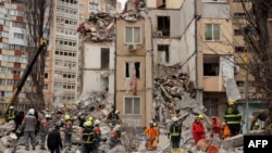 Ekipt e shpëtimit në bllokun e apartamenteve të shkatërruara nga droni rus në Odesa, Ukrainë, 2 mars 2024.
