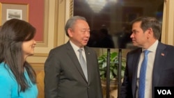 美国联邦参议员马可·鲁比奥(右)与台湾驻美代表俞大㵢夫妇在国会山庆祝《台湾关系法》45周年酒会中交谈。（2024年3月6日，美国之音锺辰芳拍摄）