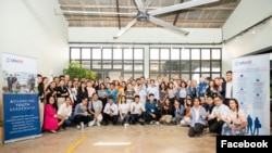 យុវជន​ថតរូប​នៅ​ក្នុង​កម្មវិធីដំណើរការ​ជំនួយ​ក្នុង​គម្រោង​​«ការ​ជំរុញ​ភាព​ជា​អ្នក​ដឹកនាំ​យុវជន‍» (AYLឬ Advancing Youth Leadership) របស់ USAID