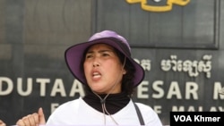 អ្នកស្រី ព្រុំ ចាន់ថា ស្រែកទាមទារឱ្យដោះលែងស្វាមីអ្នកស្រី និងសកម្មជនជាប់ឃុំផ្សេងទៀត នៅខាងមុខស្ថានទូតម៉ាឡេស៊ី ក្នុងរាជធានីភ្នំពេញ នៅថ្ងៃទី៦ ខែកក្កដា ឆ្នាំ២០២៣។ (លាស់ លីបលីប/ វីអូអេ)