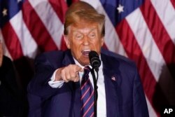 Kandidat presiden dari Partai Republik mantan Presiden Donald Trump berbicara di pesta malam pemilihan pendahuluan di Nashua, 23 Januari 2024. (Foto: AP)