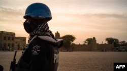 Un soldat de la Minusma patrouille sur la place principale de Tombouctou.