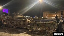 Tank Rusia yang hancur dari Ukraina dipajang di dekat gedung parlemen Finlandia di Helsinki, Finlandia, 22 November 2023. (REUTERS/Attila Cser)